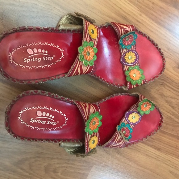 Beautiful Spring Step floral sandals - Picture 7 of 11